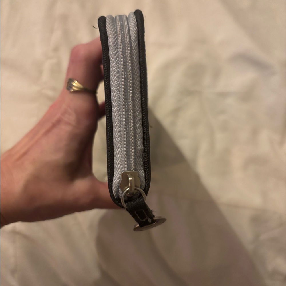 Travelon RFID Blocking Wallet with Leaf Design - Picture 8 of 16